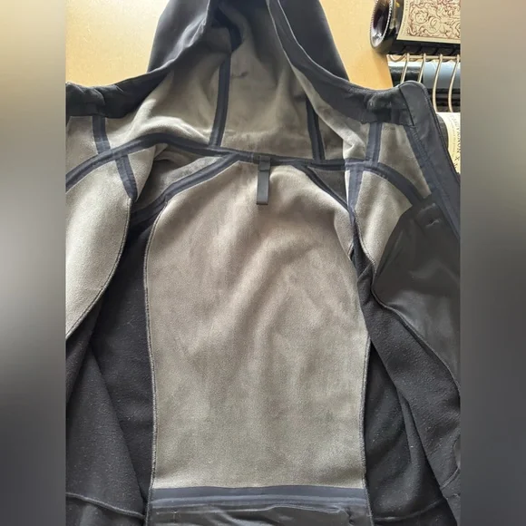 Lululemon Define Rain Jacket in Black, Size 8 - Picture 11 of 11